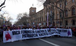 La capçalera de la manifestació feminista del 8-M a Barcelona en l'inici de la marxa