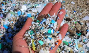 Un puñado de microplásticos en la playa de Kamilo, Hawai (EE UU)
