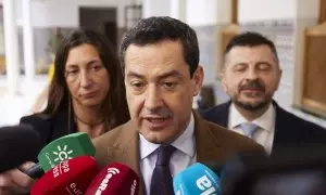 El presidente de la Junta de Andalucía, Juanma Moreno, atiende a los medios de comunicación durante la segunda jornada del Pleno del Parlamento andaluz en el Parlamento de Andalucía, a 9 de marzo de 2023 en Sevilla.