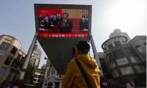 Una pantalla gigante muestra una transmisión en vivo del presidente chino, Xi Jinping, que asiste a la tercera sesión plenaria de la Asamblea Popular Nacional (APN), en Pekín, China, el 10 de marzo de 2023