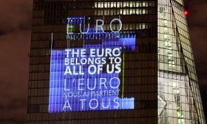 La fachada de la sede del Banco Central Europeo (BCE) en Fráncfort, iluminada con motivo del 20 aniversario del euro. REUTERS/Wolfgang Rattay