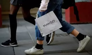 Una joven camina por las calles de Viena (Austria) con una bolsa de la cadena de moda española Mango. REUTERS/Leonhard Foeger