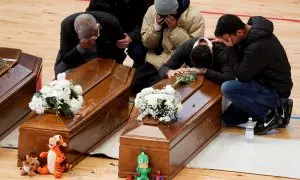 Los familiares de las personas fallecidas en el naufragio de Crotone (Italia) lloran durante el funeral el 1 de marzo de 2023.