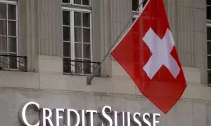 La bandera nacional suiza junto al logo del banco Credit Suisse, en una de sus sucursales en Berna (Suiza). REUTERS/Arnd Wiegmann