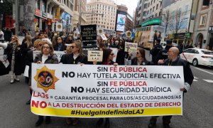 Un grupo de letrados de la Administración de Justicia (LAJ) sujetan una pancarta durante una manifestación desde Callao a San Bernardo 45, a 9 de marzo de 2023, en Madrid (España).