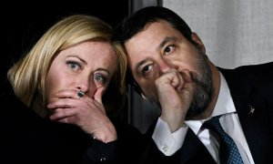 La primera ministra de Italia, Giorgia Meloni, y el viceprimer ministro y ministro de Infraestructura de Italia, Matteo Salvini, hablan durante una conferencia de prensa el 9 de marzo de 2023.