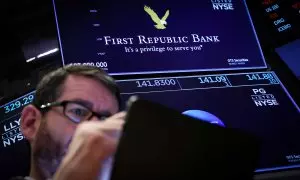 Un comerciante trabaja en el puesto donde se negocian las acciones del First Republic Bank en la Bolsa de valores de Nueva York (NYSE)