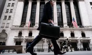 17/03/2023. Varias personas pasan por delante del edificio de la Bolsa de Nueva York, en Wall Street.