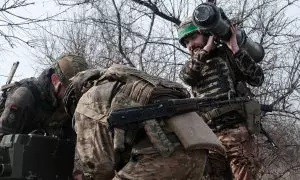 Soldados ucranianos en el frente de Bajmut, a 17 de marzo de 2023.