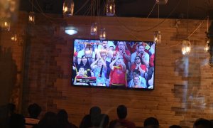 Aficionados disfrutan del partido de fútbol entre España y Alemania del Mundial de Qatar 2022, en un bar, a 27 de noviembre de 2022, en Madrid, (España). Archivo.