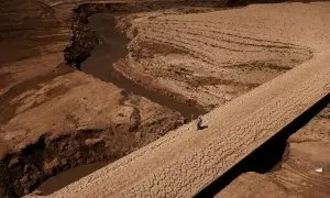 Un hombre camina sobre el suelo agrietado del embalse de Baells, en Catalunya, mientras el suministro de agua potable ha caído a su nivel más bajo desde 1990 debido a la sequía extrema.