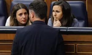 22/02/2023.- Las ministra de Igualdad, Irene Montero, y de Derechos Sociales, Ione Belarra, hablan con el portavoz de ERC en el Congreso, Gabriel Rufián durante una sesión de control al Gobierno. Eduardo Parra / Europa Press