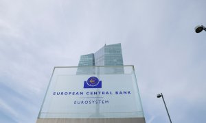 El logo del BCE frente al edificio donde tiene su sede en Fráncfort. REUTERS/Heiko Becker