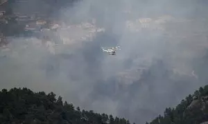 Un helicóptero sobrevuela San Agustín en el incendio forestal originado en Villanueva de Viver, a 23 de marzo de 2023, en San Agustín, Teruel.