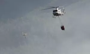 Los helicópteros que trabajan en la extinción del incendio forestal que afecta a la provincia de Castelló.