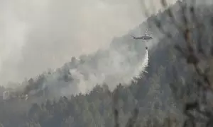 25/03/2023. Un helicóptero trabaja en la extinción del incendio en la zona de los Peiros, en la provincia de Teruel, a 25 de marzo de 2023.