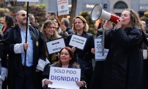 Un grupo de letrados de la Administración de Justicia (LAJ) sujetan varias pancartas durante una manifestación en Madrid, a 9 de marzo de 2023.