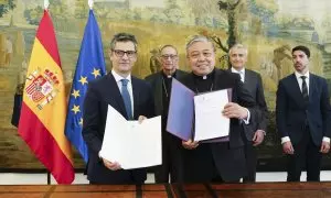 El ministro de la Presidencia, Félix Bolaños (i), intercambia documentos con el Nuncio en España, el arzobispo Bernardito Auza (d), durante un encuentro celebrado este miércoles en Madrid