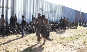 Un grupo de migrantes de origen subsahariano, durante un salto a la valla de Melilla, a 2 de marzo de 2022
