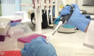 Una científica que introduce líquido en una probeta, en el laboratorio del Parque Tecnológico de Zamudio de Bilbao (País Vasco)