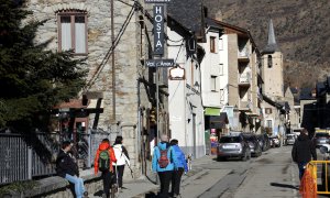 Imatge d'arxiu de turistes visitant Esterri d'Àneu, al Pirineu.