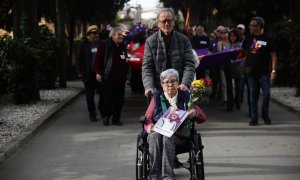 Familiares de los represaliados durante el acto de inauguración del osario memorial. A 27 de marzo de 2023, en Sevilla (Andalucía, España).