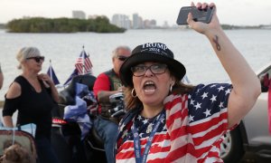 Una seguidora del expresidente estadounidense Donald Trump grita consignas hoy, durante un acto de apoyo al exmandatario, en las cercanías de Mar-a-Lago