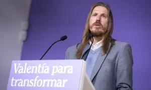 03/04/2023.- El portavoz de Podemos, Pablo Fernández, durante la rueda de prensa convocada por la formación política este lunes en Madrid. EFE/ Fernando Villar