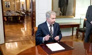 El presidente de Finlandia, Sauli Niinisto, firma la entrada de su país en la OTAN.