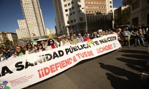 Varias personas marchan en la manifestación convocada por entidades sociales, profesionales de la sanidad y organizaciones sindicales por la defensa del sistema sanitario público madrileño, a 26 de marzo de 2023, en Madrid (España).