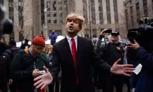 Un imitador de Donald Trump rodeado de periodistas a las afueras del juzgado de Nueva York donde se leerán los cargos al expresidente, a 4 de abril de 2023.