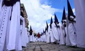 Imagen de archivo de una procesión de Semana Santa en Sevilla, en abril de 2022.