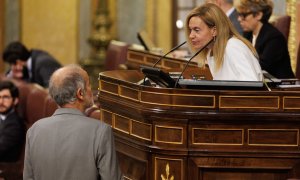 30/03/2023.- El diputado del PSC en el Congreso Joan Ruiz Carbonell y la presidenta del Congreso, Meritxell Batet, conversan durante una sesión plenaria. Eduardo Parra / Europa Press