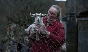 5/4/23 Margo y ‘Sugar’, una cabra recén nacida que en diciembre se sumó al rebaño de más de cuarenta que tiene la holandesa en un vallado a la vez que su casa.