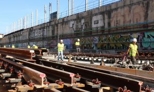 Operaris treballant en les obres per fer encabir les vies de l'R2N i l'R11 a la futura estació de la Sagrera
