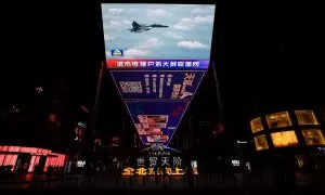Una pantalla gigante de Pekín transmite imágenes de noticias de un avión de combate de la Fuerza Aérea del Ejército de Liberación de China volando cerca de Taiwán.