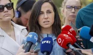 Ione Belarra, secretaria general de Podemos, realiza declaraciones a los medios antes de participar junto a Roberto Sotomayor, candidato de Podemos a la Alcaldía de Madrid, en una carrera con militantes y simpatizantes, este domingo en el parque del Retir