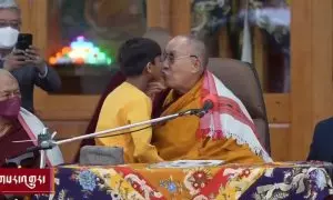 El Dalay Lama, Tenzin Gyatso, besa en la boca a un menor en un acto público.