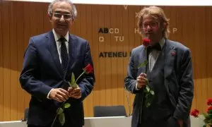 13/04/2023 - El president de la Cambra del Llibre, Patrici Tixis, i el president del Gremi de Llibreters, Serafí del Arco, amb un parell de roses.