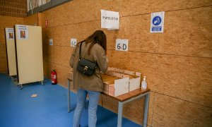 Una mujer elige su papeleta en las elecciones del 4 de mayo de 2021 en Madrid