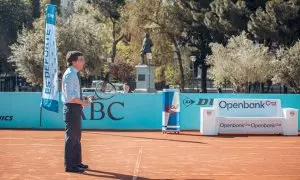 El alcalde de Madrid, José Luis Martínez-Almeida, juega durante su visita a la pista de tenis de tierra batida que Mutua Madrid Open ha instalado en la plaza de Colón, a 11 de abril de 2023, en Madrid (España).