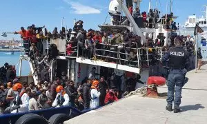 Un viejo buque con unas 600 personas migrantes llega al puertos de Catania (Italia) tras un operativo de rescate de la Guardia Costera, el pasado miércoles.