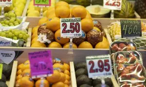 Diferentes frutas en una frutería en un puesto de un mercado, a 15 de marzo de 2023, en Madrid.