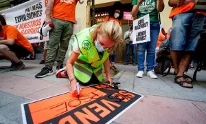 Un grupo de personas participa en una concentración para defender la regulación del precio del alquiler, el 14 de junio de 2021, en Madrid.