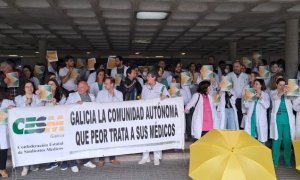 14/4/23 Protesta de los médicos en huelga en el hospital de A Coruña.