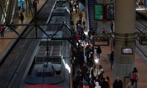 05/04/2023 - Varias personas en el andén de un tren de cercanías en la estación Almudena Grandes-Atocha Cercanías, en Madrid.