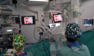 Profesionales del equipo médico del Vall d'Hebron que han realizado el primer trasplante pulmonar completamente robótico del mundo.