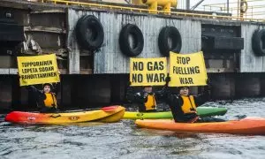 Activistas de Greenpeace protestan frente a un barco en Finlandia por el uso de combustibles fósiles.
