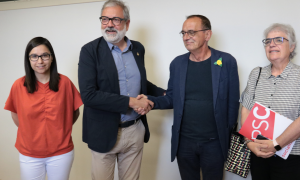 19-4-2023 L'alcalde de Lleida, Miquel Pueyo (ERC), encaixant la mà amb el candidat del PSC a l'alcaldia, Fèlix Larrosa, en una imatge d'arxiu