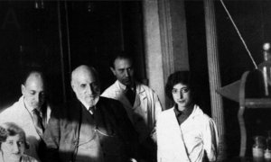De izquierda a derecha, Carmen Serra (hermana de Manuela Serra), José María Villaverde, Santiago Ramón y Cajal, Fernando de Castro y Enriqueta Lewy.
